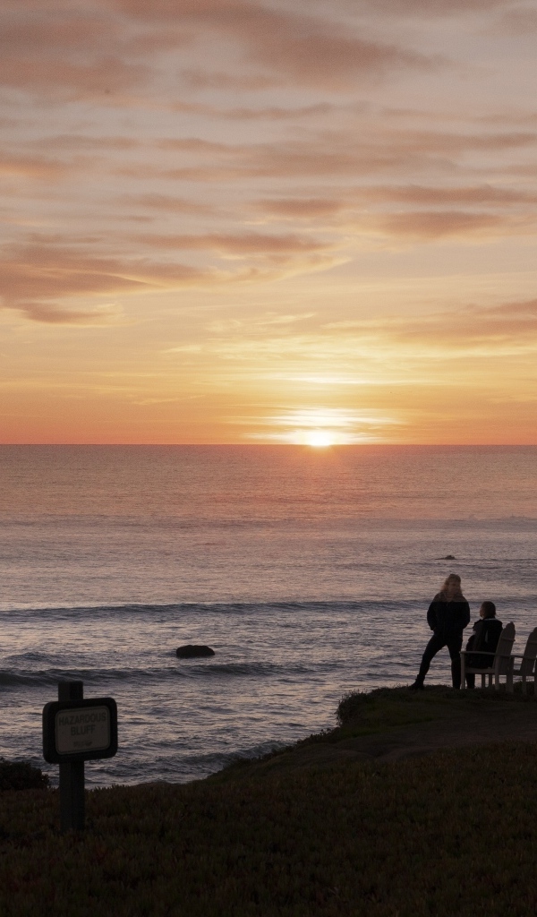 Красивый закат летнего солнца над морем