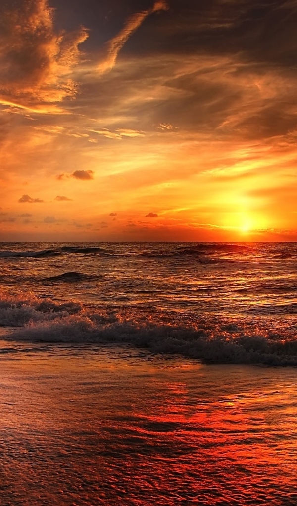 Красивый закат в небе над морем летом