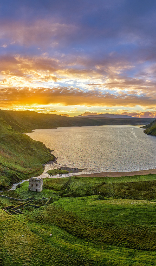 Красивый закат солнца над горным озером
