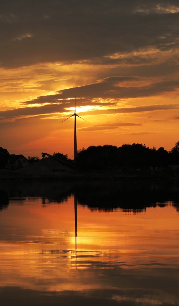 Красивый закат солнца отражается в озере
