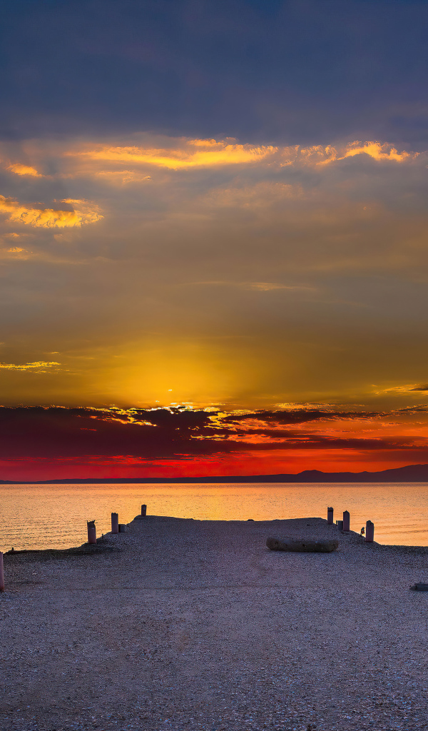 Мост у морского залива на закате солнца