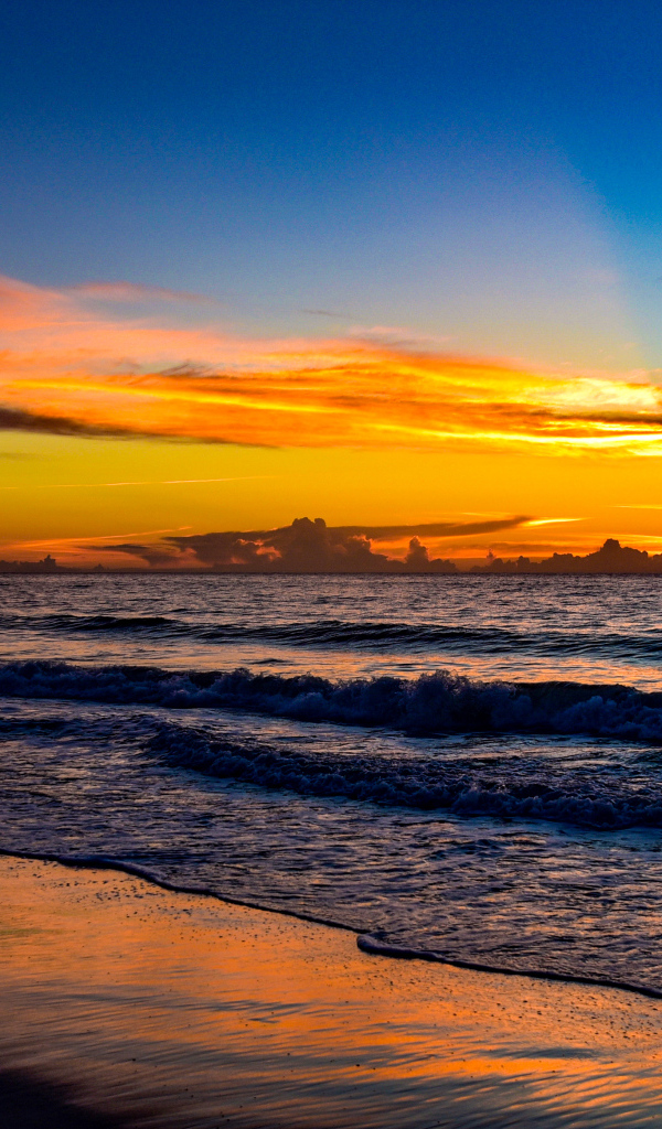 Яркие лучи солнца на закате над морем