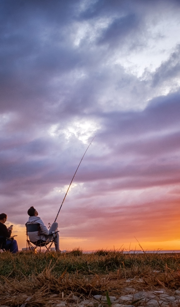 Рыбалка на закате яркого летнего солнца