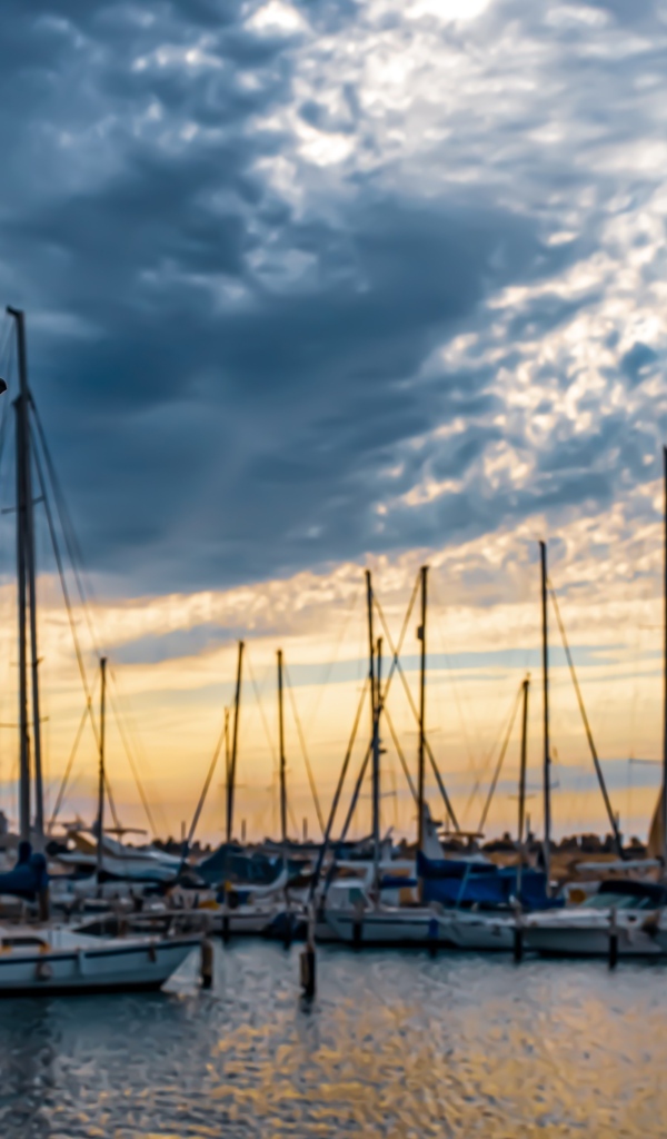 Фонарь у причала на закате