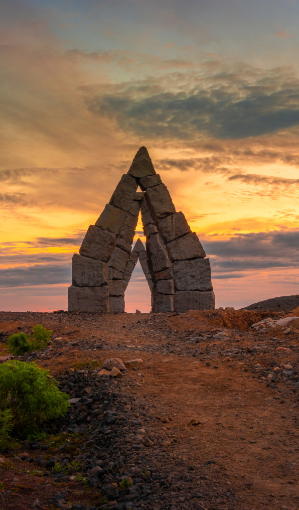 Каменные арки на фоне красивого неба на закате солнца