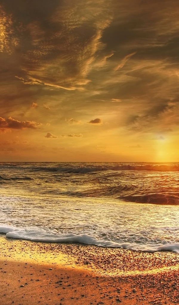 Закат солнца в небе у морского побережья