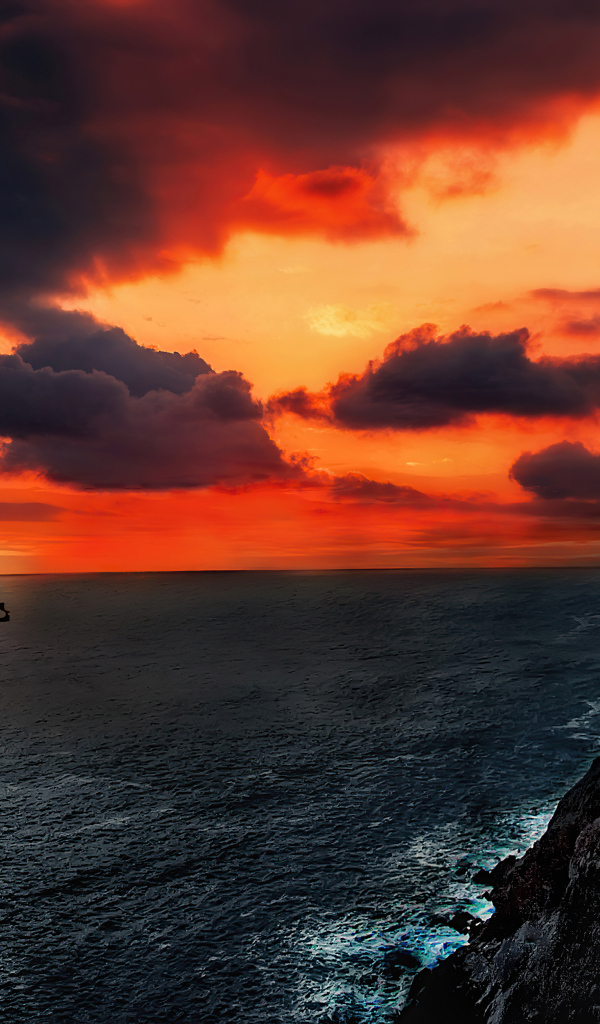 Красный закат солнца окутал спокойное море