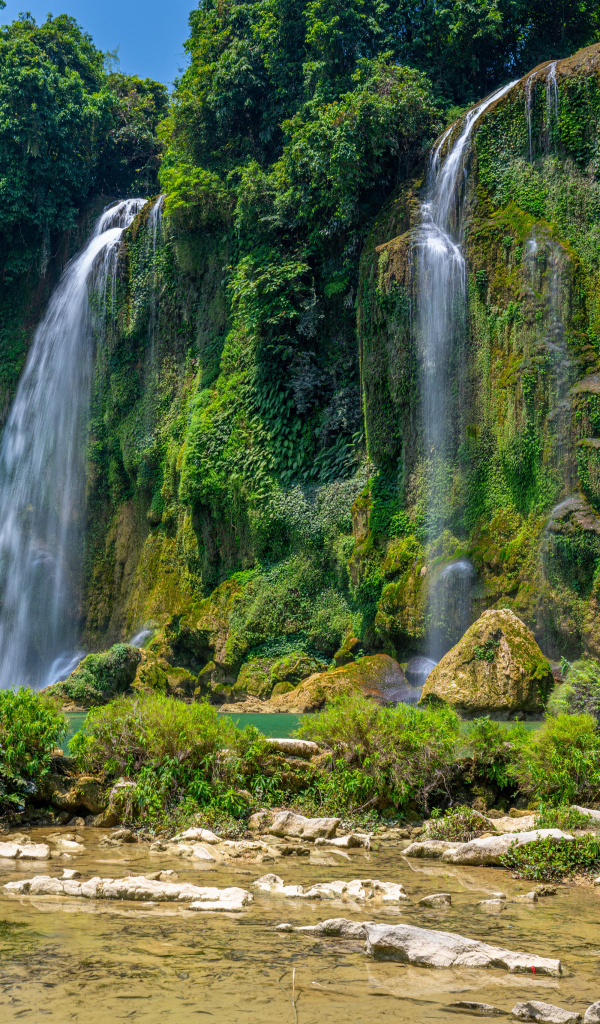 Красивые водопады стекают по склону горы