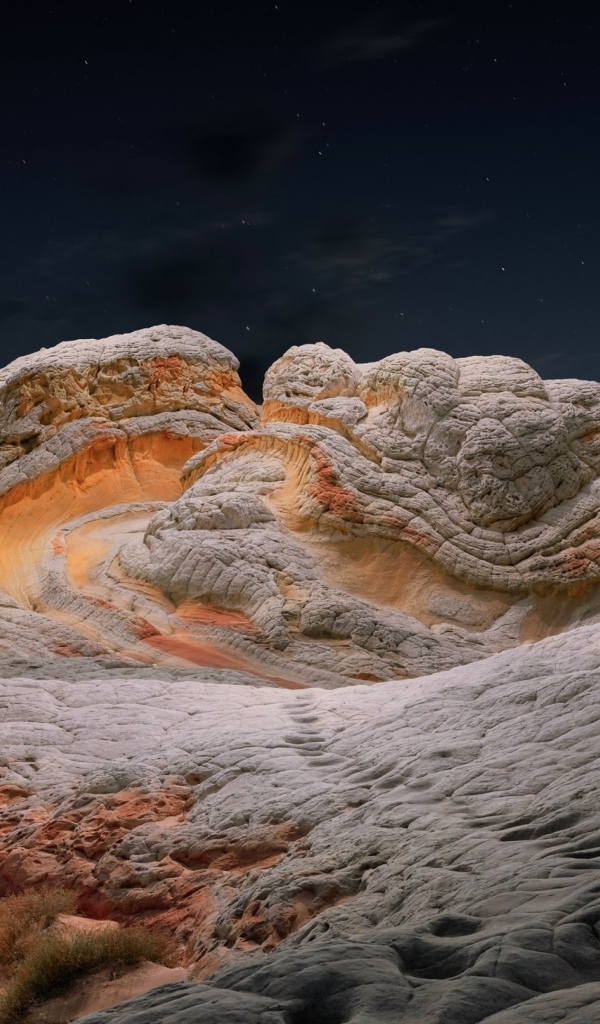 Каменное образование под звездным небом