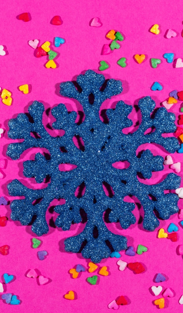 Большая синяя снежинка на розовом фоне с сердечками