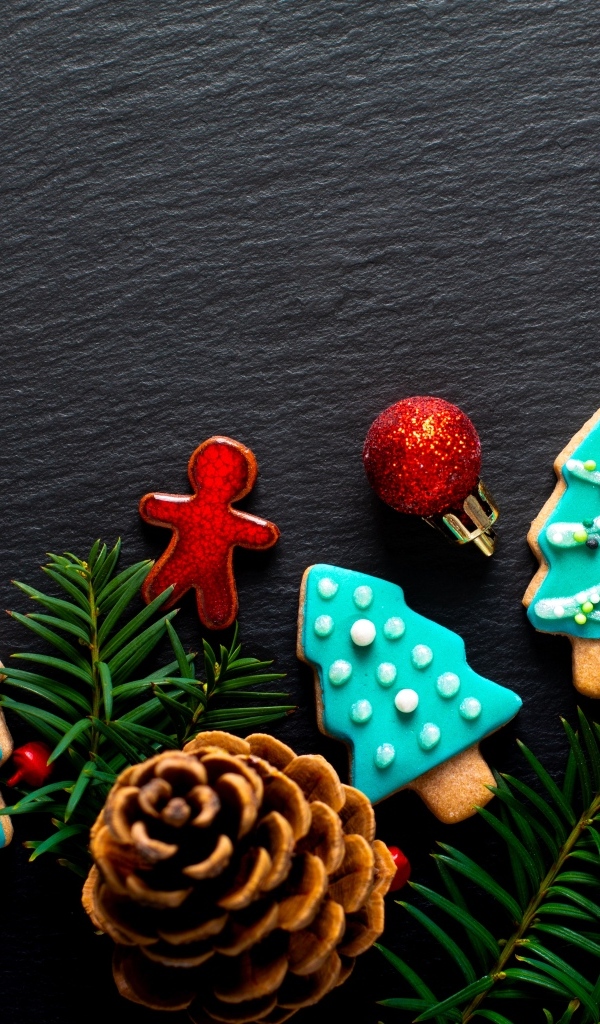 Новогоднее печенье с еловыми ветками на сером фоне