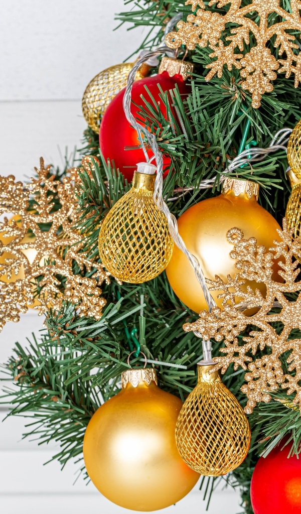 Еловые ветки и игрушки на новый год