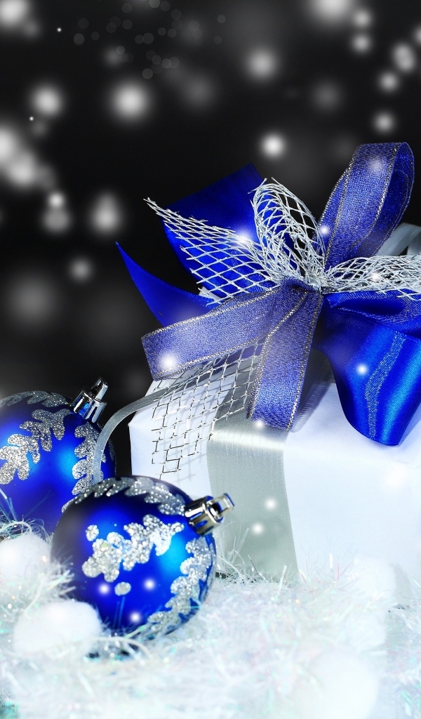 Подарок и красивые синие шарики на новый год 2024