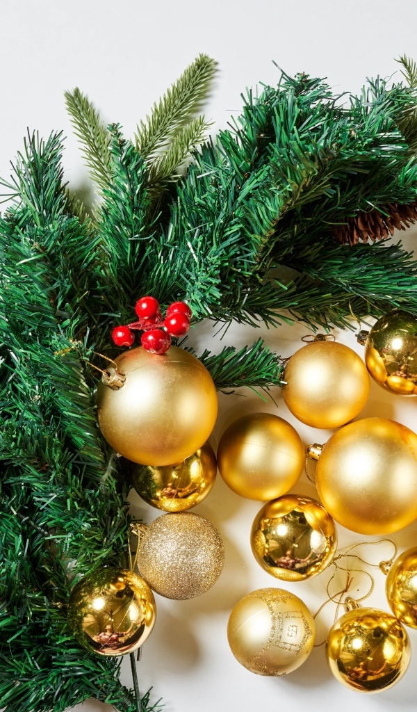 Золотистые игрушки и елочные ветки