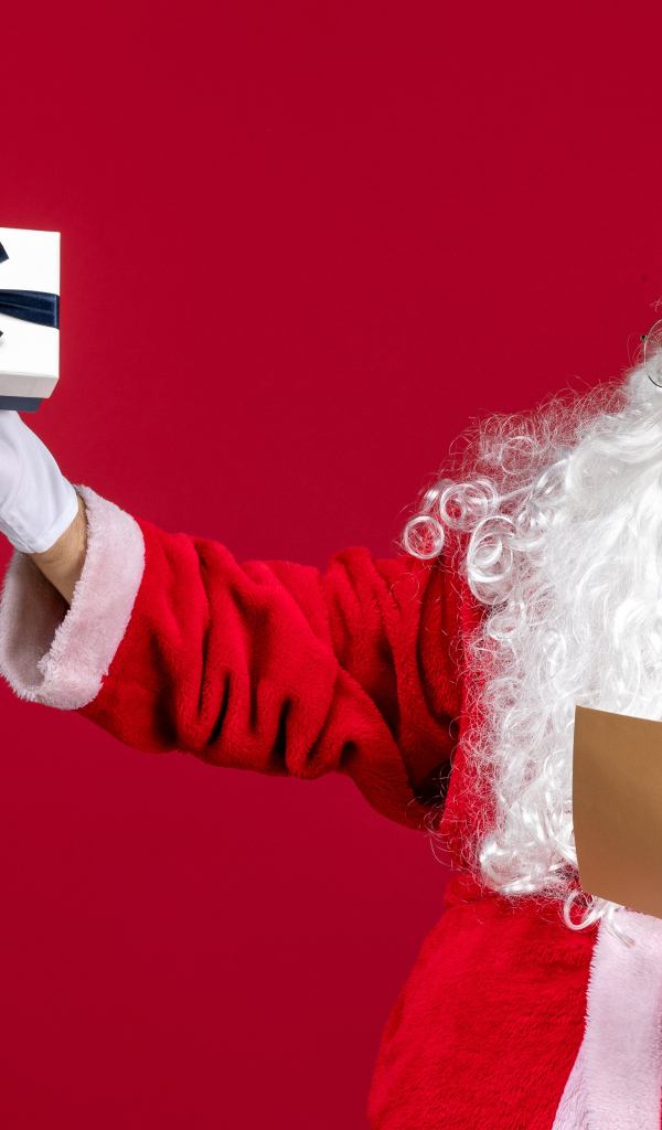 Санта Клаус с письмом на красном фоне