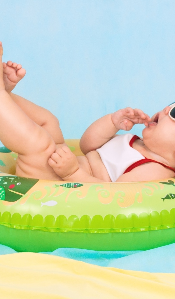 Ребенок лежит в спасательном круге 