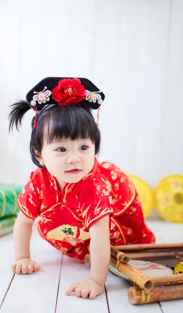 Девочка азиатка в национальном костюме