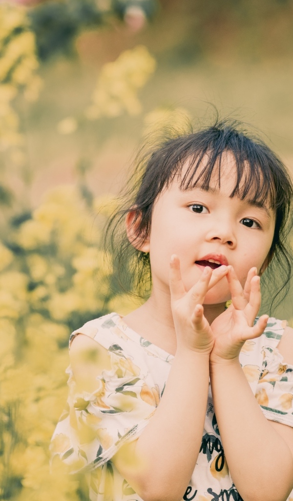 Девочка азиатка в желтых цветах