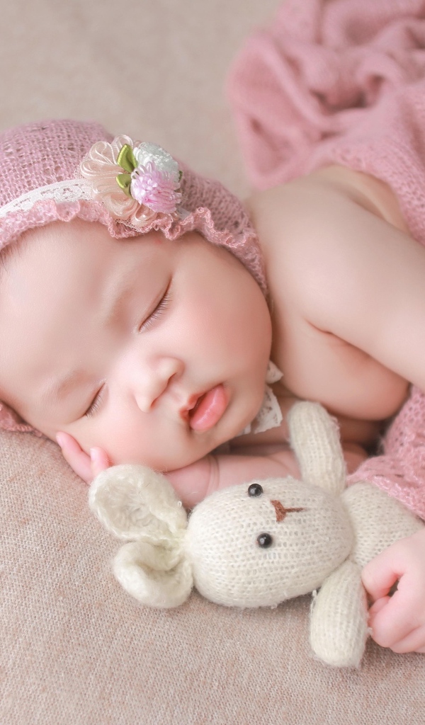 Девочка азиатка спит с игрушечным зайцем