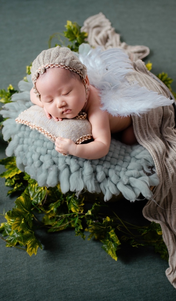 Новорожденный ребенок азиат в корзине