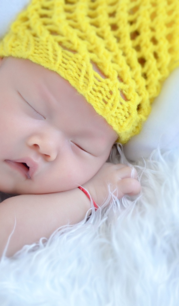 Грудной малыш в вязаной шапке