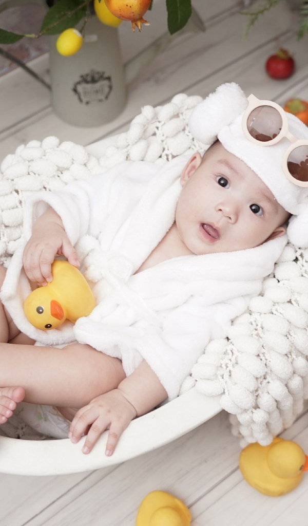 Ребенок в белой игрушечной ванной