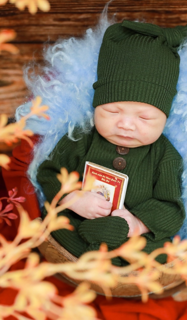 Ребенок спит в костюме с книгой