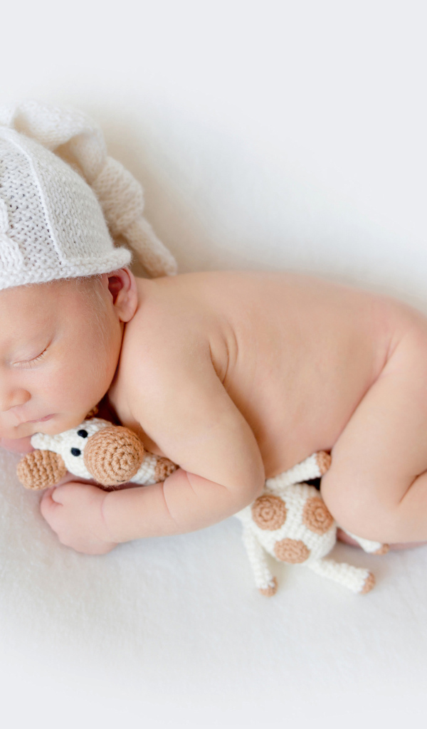 Ребенок спит с любимой игрушкой 