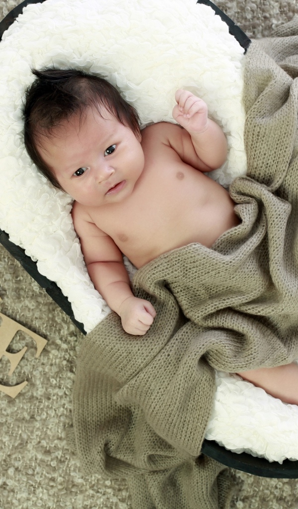 Красивый малыш с надписью любовь