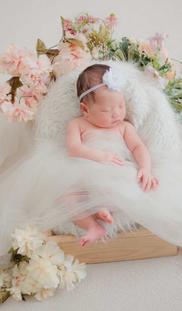 Красивая кровать с цветами для спящей красавицы