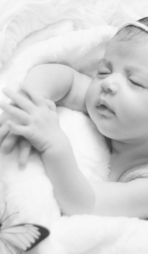 Красивое черно-белое фото новорожденной девочки