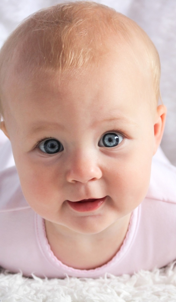 Красивая голубоглазая новорожденная девочка