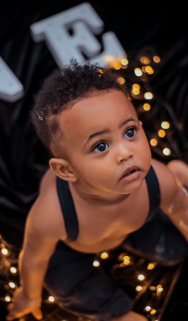 Красивый ребенок с гирляндой