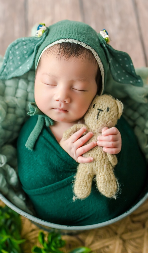 Красивый костюм на новорожденном ребенке