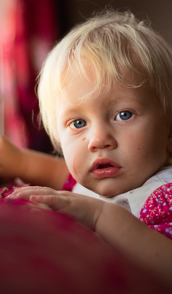 Красивая девушка с голубыми глазами