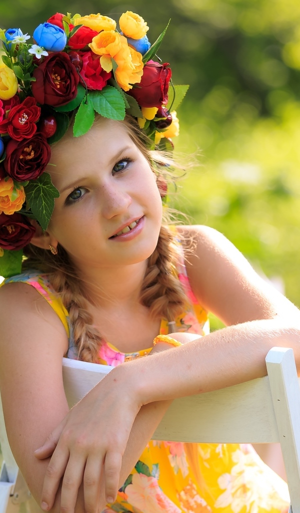 Красивая маленькая девочка в венке 
