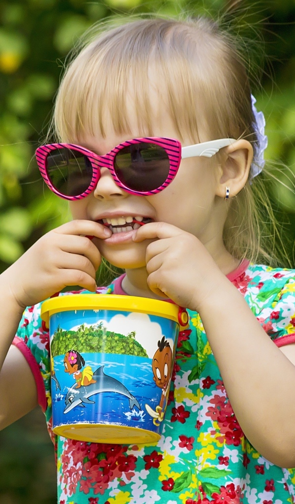 Красивая маленькая девочка в очках