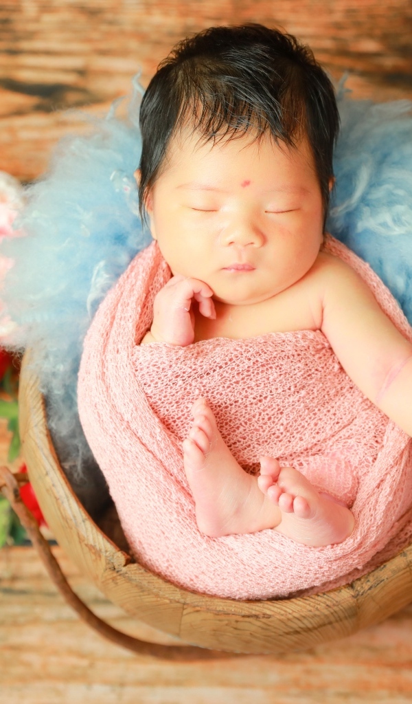 Красивый спящий ребенок с декором