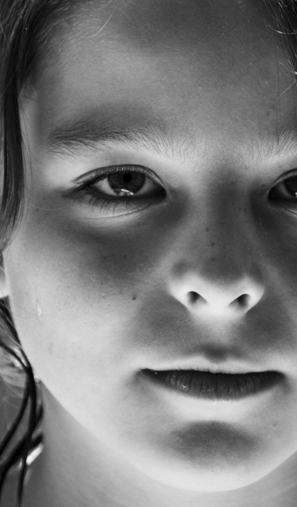 Черно-белое фото маленькой грустной девочки