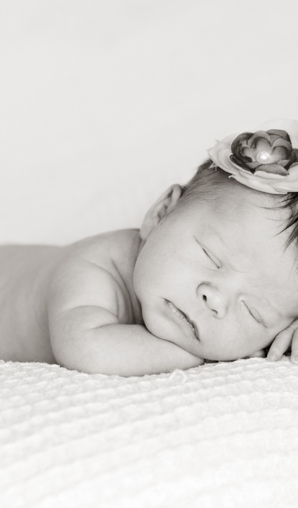 Черно белое фото спящего новорожденного ребенка