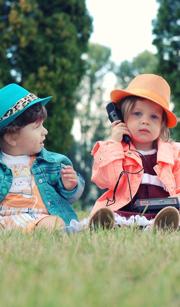 Мальчик и девочка играют на поляне