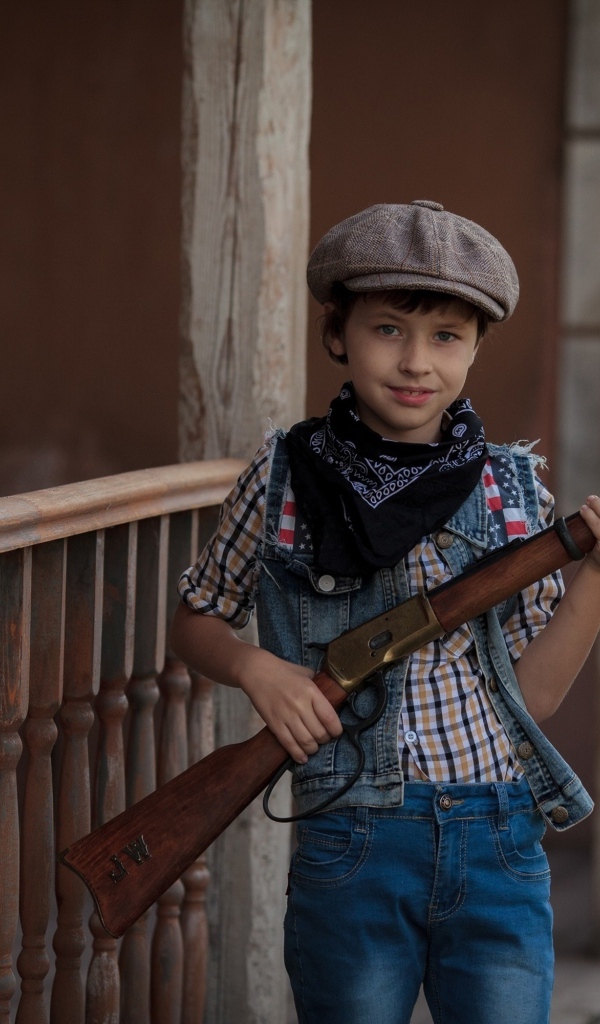 Мальчик охотник с ружьем в руках