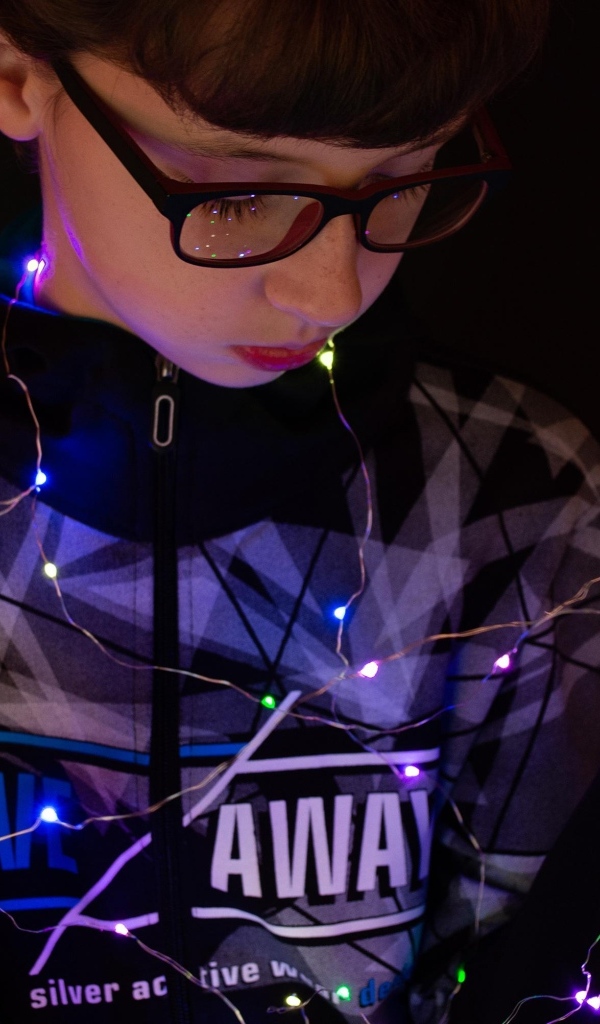 Мальчик в очках с гирляндой