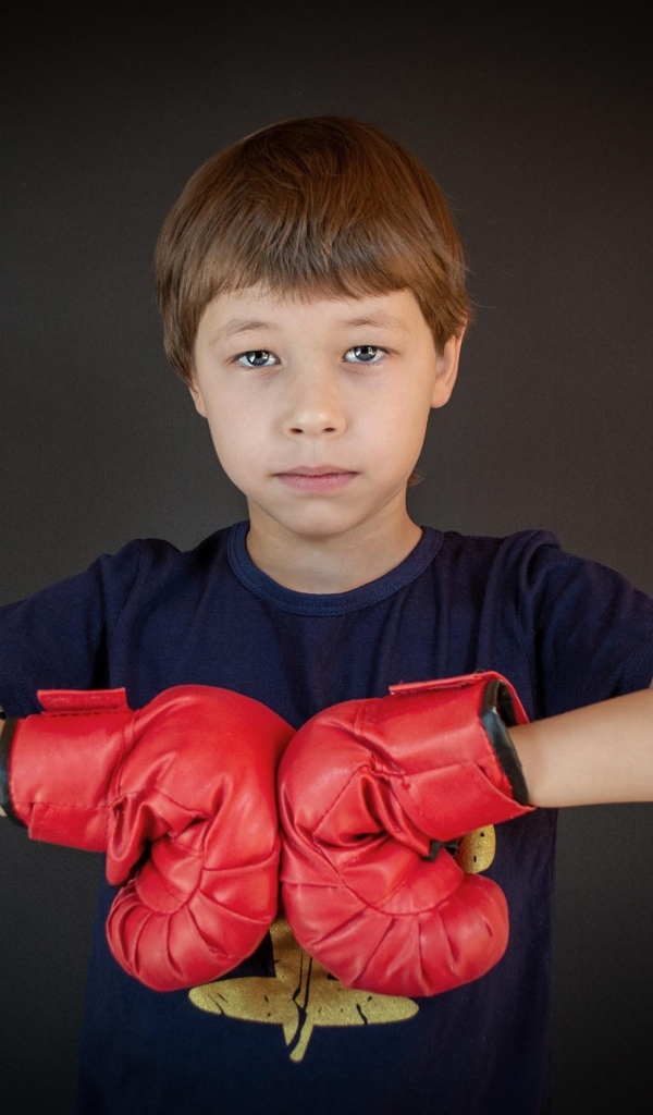 Мальчик в красных боксерских перчатках