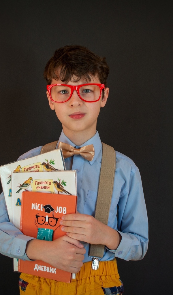 Мальчик школьник с книгами в руке 