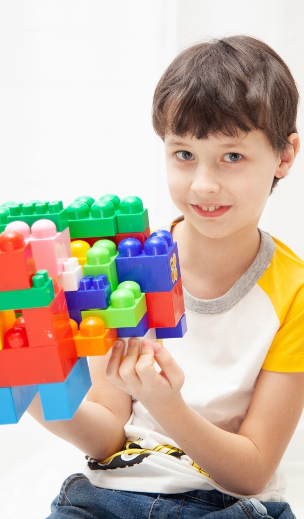 Мальчик с конструктором в руках