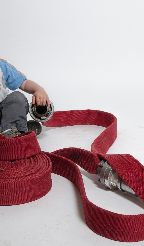 Мальчик с красным пожарным шлангом