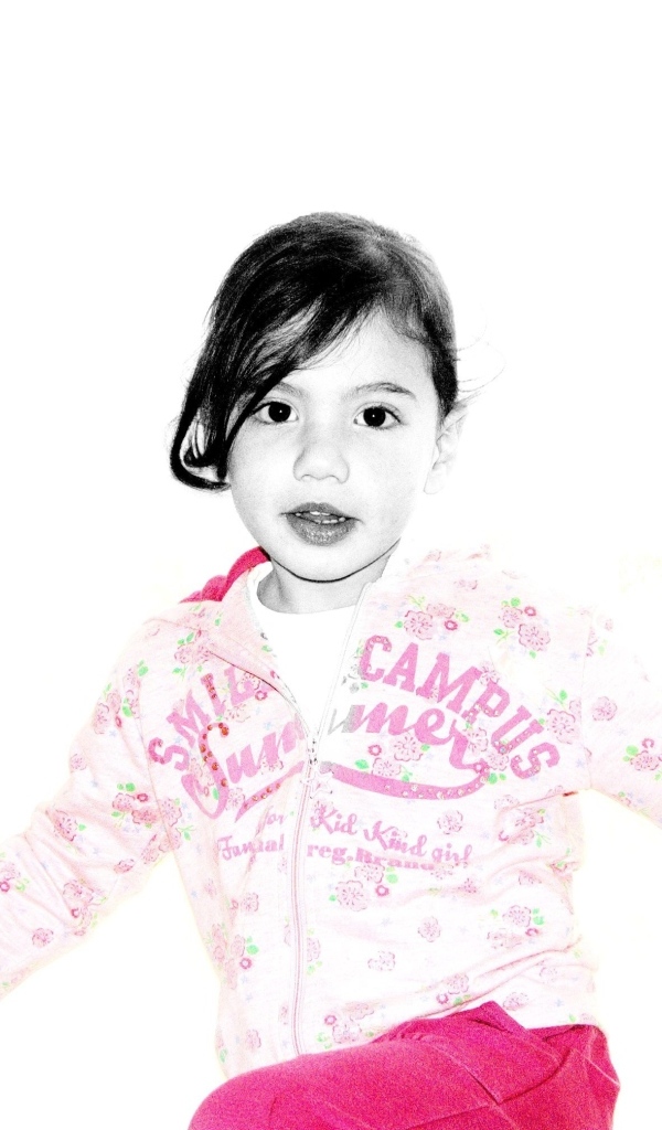 Кареглазая девочка в костюме на белом фоне