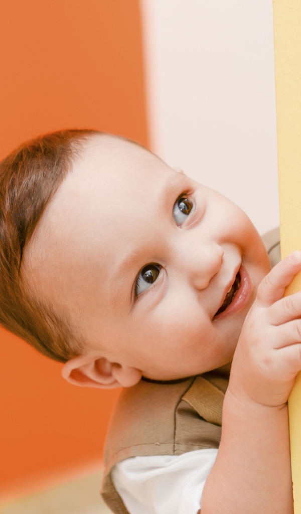 Любопытный маленький ребенок
