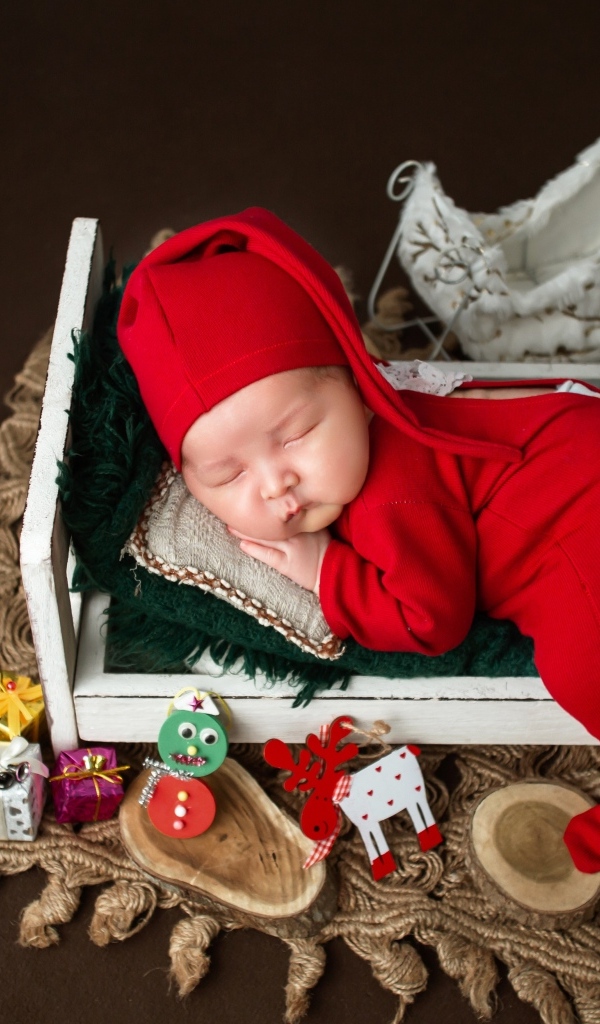 Милый ребенок в красном костюме